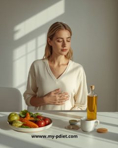 Mujer con mano sobre el abdomen en cocina luminosa, rodeada de alimentos saludables, imagen de bienestar y salud digestiva enfocada en la hinchazón abdominal.