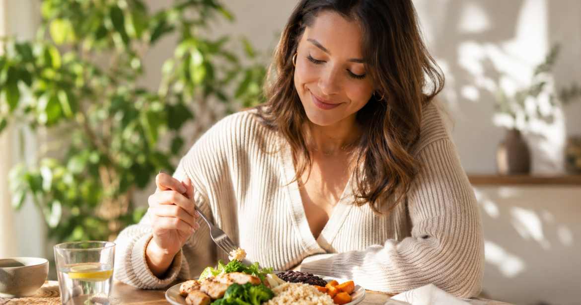 Mujer relajada comiendo de forma consciente, simbolizando nutrición emocional sin dietas estrictas ni culpa