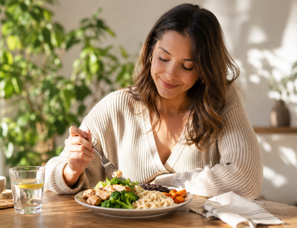 Mujer relajada comiendo de forma consciente, simbolizando nutrición emocional sin dietas estrictas ni culpa