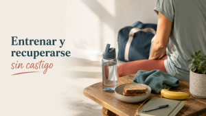 Deporte, alimentación y salud mental con una pausa de recuperación tras entrenar y un snack cotidiano